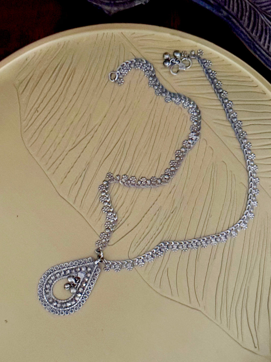 Vividha neck piece
