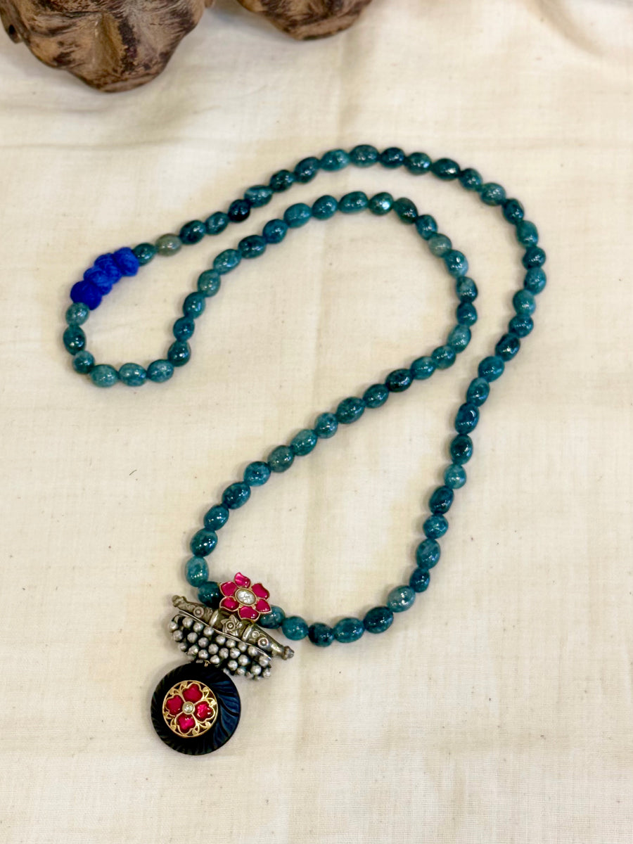 Noor neck piece